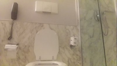 אין די וואַנע מיט אַ רויטהאָריק.