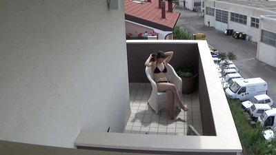 ספּייינג אויף מיין יונג ראָאָממאַטע מאַסטערבייטינג אויף דער באַלקאָן